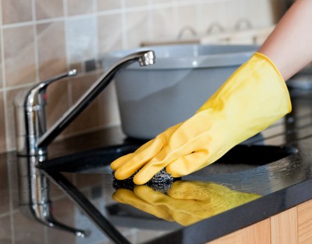Professional carpet cleaner working in an N5 home with a deep-cleaning machine